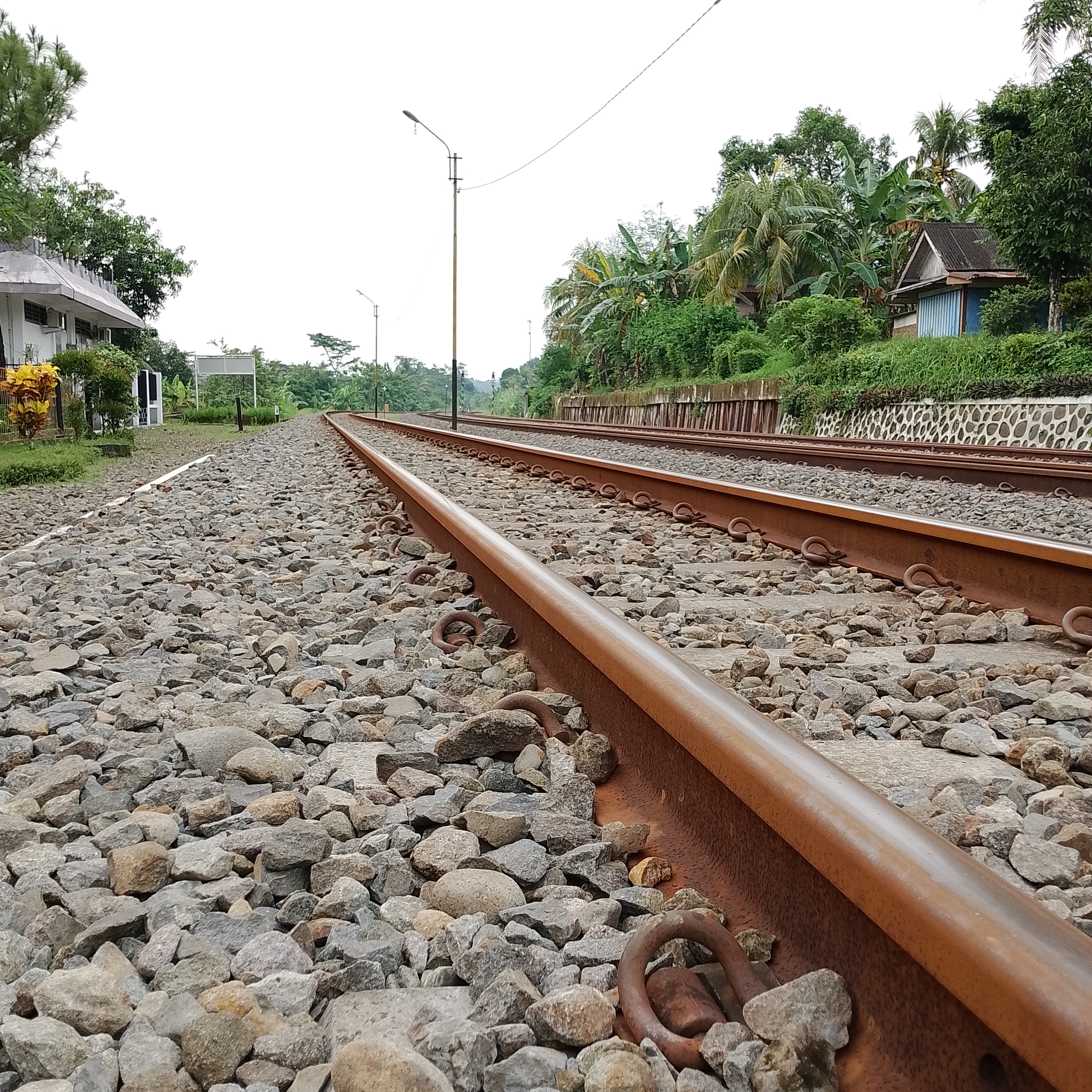 Mengapa Banyak Kerikil di Bawah Rel Kereta Api?