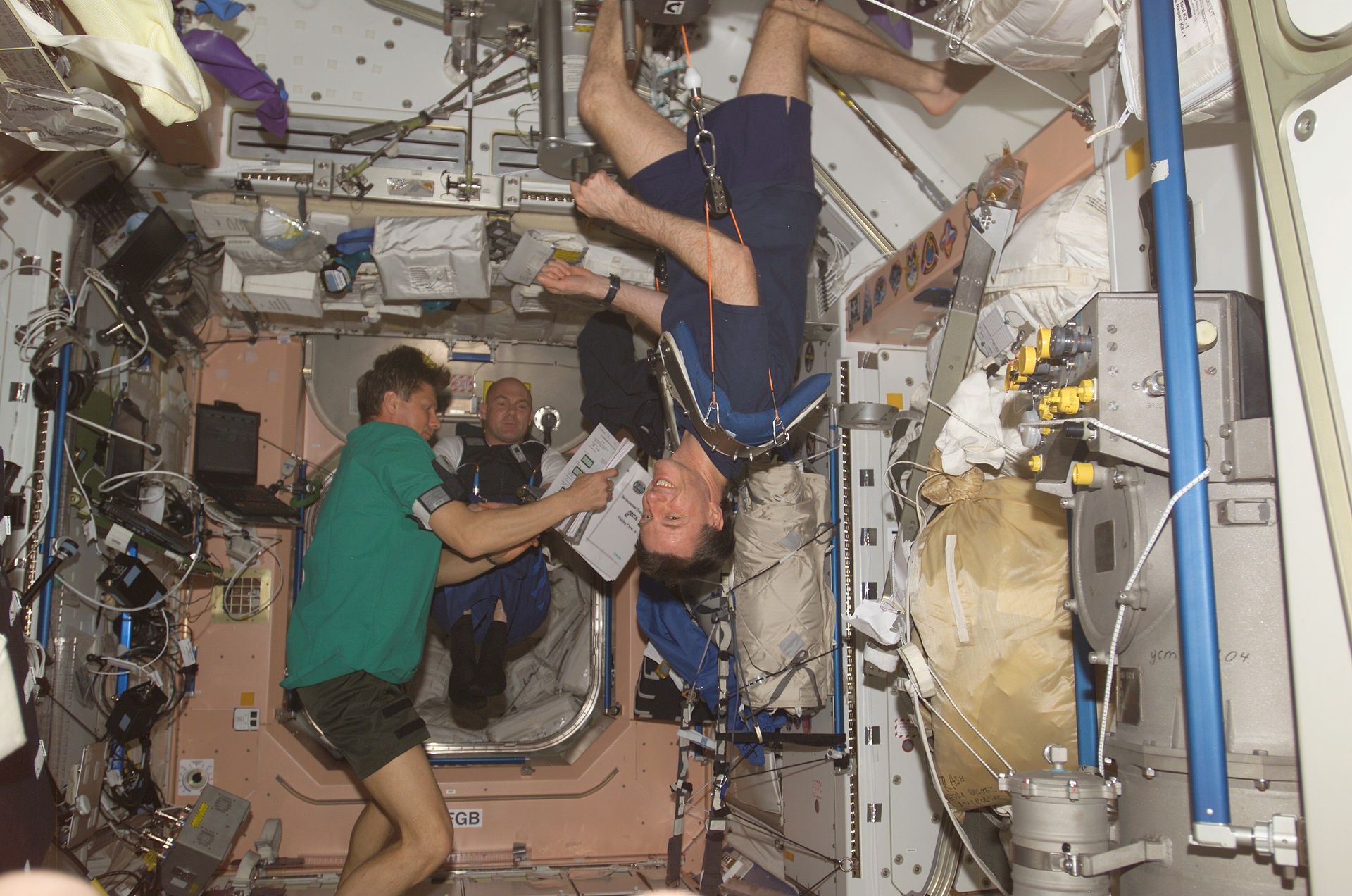 Seorang astronot (Michael Foale) sedang berolahraga pada kondisi tanpa beban di Stasiun Luar Angkasa Internasional. Kredit gambar : NASA (Public Domain)